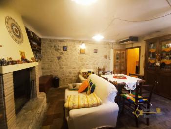 Beautiful character town house completely restored for sale. Abruzzo. Img11