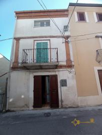 Semi-detached town house with cellar for sale near the coast.Paglieta.