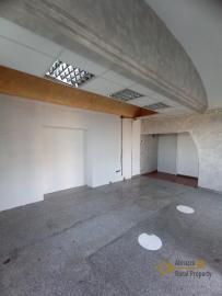 Charachter town house with large basement and panoramic patio. Img30