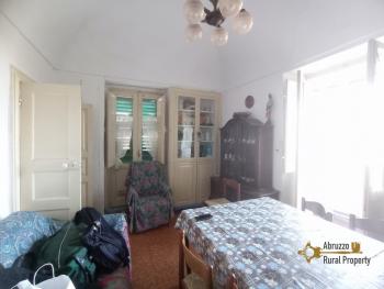 Charachter town house with large basement and panoramic patio. Img16