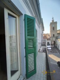 Charachter town house with large basement and panoramic patio. Img5