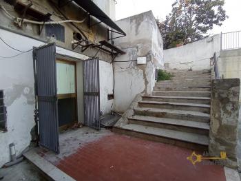 Charachter town house with large basement and panoramic patio. Img35