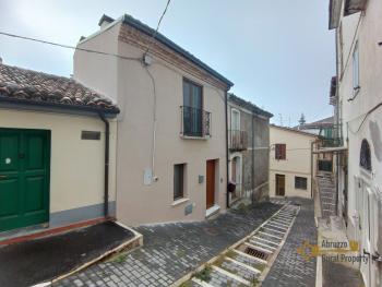 Recently restored town house with garage for sale in Carunchio. Img4
