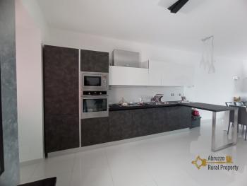 Recently restored town house with garage for sale in Carunchio. Img9