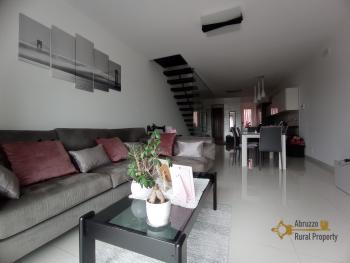 Recently restored town house with garage for sale in Carunchio.