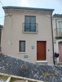 Recently restored town house with garage for sale in Carunchio. Img3