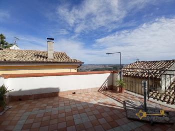 Cosy town house with a beautiful panoramic terrace and a sea view. Gissi.