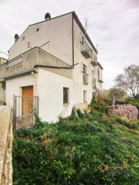 Two bedrooms town house with terrace and garden for sale near the coast. Img2