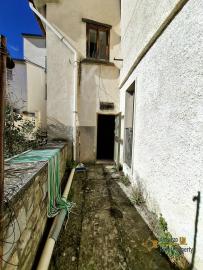 Two bedroom town house with garden and cellar. Agnone Img11