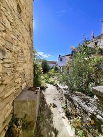 Two bedroom town house with garden and cellar. Agnone Img8