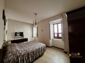 Two bedroom town house with garden and cellar. Agnone Img18