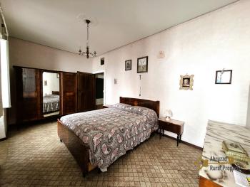 Two bedroom town house with garden and cellar. Agnone Img21