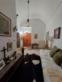 Elegant and characterful town house with vintage tiles and high barrel ceilings. Furci. Img7
