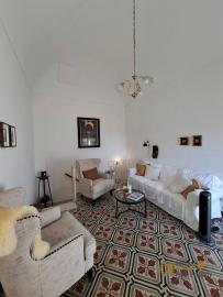 Elegant and characterful town house with vintage tiles and high barrel ceilings. Furci. Img20