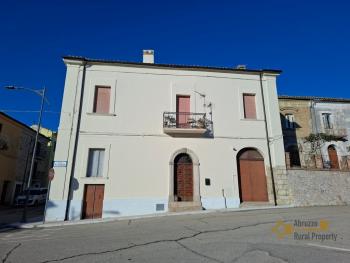 Elegant and characterful town house with vintage tiles and high barrel ceilings. Furci. Img2