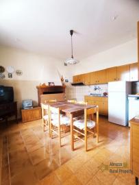 Perfect condition detached town house with two units for sale. Img4