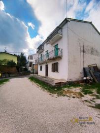 Perfect condition detached town house with two units for sale. Img34