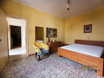 Perfect condition detached town house with two units for sale. Img8