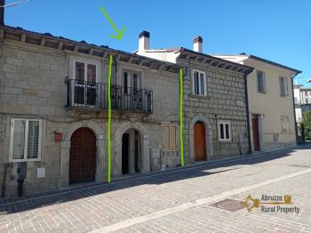 Traditional two-bedroom stone house dated back to 1930. Castiglione Messer Marino.