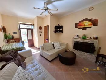 Four-bedroom / three bathroom recently restored town house of 125 sqm. Gissi.