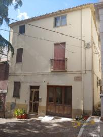 Four - bedroom town house with a large garage, in perfect condition. Acquaviva Collecroce