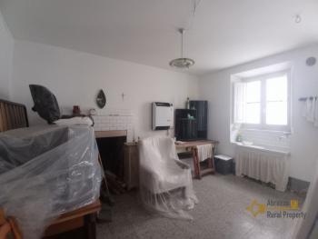 Three bedrooms town house with cellar and small terrace. Carunchio. Img6