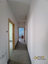 Three bedrooms town house with cellar and small terrace. Carunchio. Img18