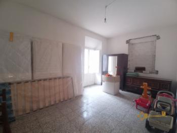 Three bedrooms town house with cellar and small terrace. Carunchio. Img11