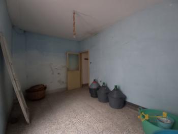 Three bedrooms town house with cellar and small terrace. Carunchio. Img20