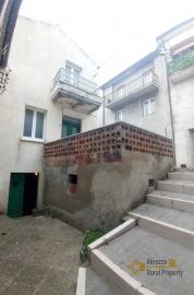 Three bedrooms town house with cellar and small terrace. Carunchio. Img21