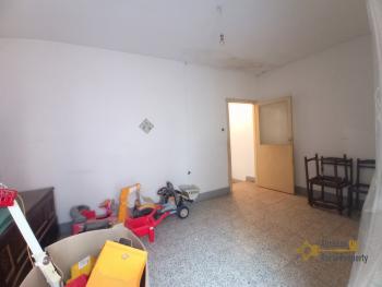 Three bedrooms town house with cellar and small terrace. Carunchio. Img13