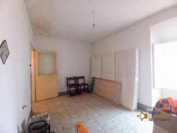 Three bedrooms town house with cellar and small terrace. Carunchio. Img12