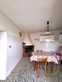 Two-bedroom town house with garage, cellar and 400 sqm of land. Tornareccio