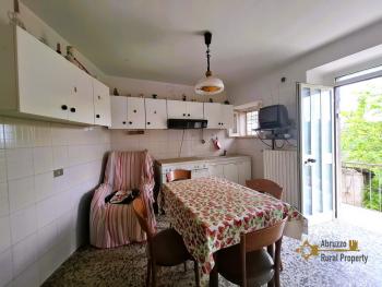 Two-bedroom town house with garage, cellar and 400 sqm of land. Tornareccio Img2