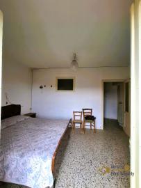 Two-bedroom town house with garage, cellar and 400 sqm of land. Tornareccio Img18