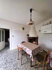 Two-bedroom town house with garage, cellar and 400 sqm of land. Tornareccio Img3
