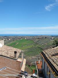 Character three bedrooms town house with patio, lovely sea view. Monteodorisio. Img31