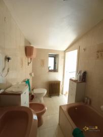 Character three bedrooms town house with patio, lovely sea view. Monteodorisio. Img35