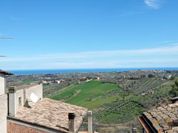 Character three bedrooms town house with patio, lovely sea view. Monteodorisio. Img30