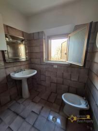 Large town house with panoramic terrace, two bedrooms, garage, cellars and courtyard. Montemitro. Img23