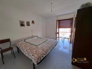 Large town house with panoramic terrace, two bedrooms, garage, cellars and courtyard. Montemitro. Img12