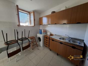 Large town house with panoramic terrace, two bedrooms, garage, cellars and courtyard. Montemitro. Img6