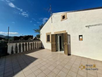 Large town house with panoramic terrace, two bedrooms, garage, cellars and courtyard. Montemitro. Img32