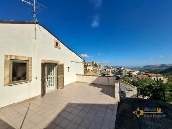Large town house with panoramic terrace, two bedrooms, garage, cellars and courtyard. Montemitro.