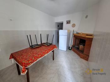 Large town house with panoramic terrace, two bedrooms, garage, cellars and courtyard. Montemitro. Img3