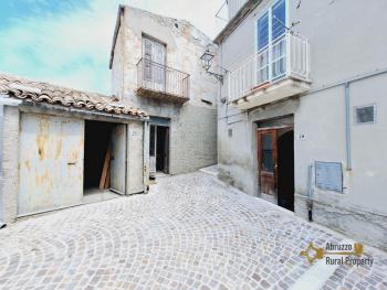 Large town house with terrace, courtyard, garage and annex. Gissi Img2