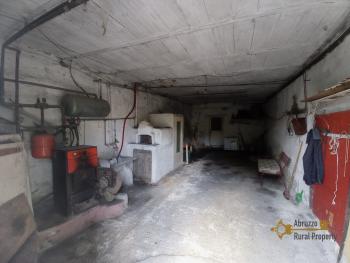 Five-bedroom town house with panoramic view, garage, woodshed and vegetable garden. Abruzzo. Img30