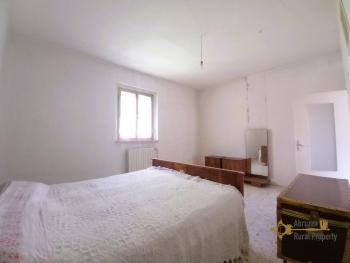 Five-bedroom town house with panoramic view, garage, woodshed and vegetable garden. Abruzzo. Img25