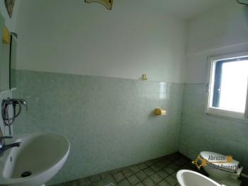 Five-bedroom town house with panoramic view, garage, woodshed and vegetable garden. Abruzzo. Img7