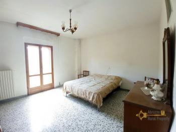 Five-bedroom town house with panoramic view, garage, woodshed and vegetable garden. Abruzzo. Img23